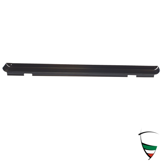 por debajo de la puerta del izq. Giulia